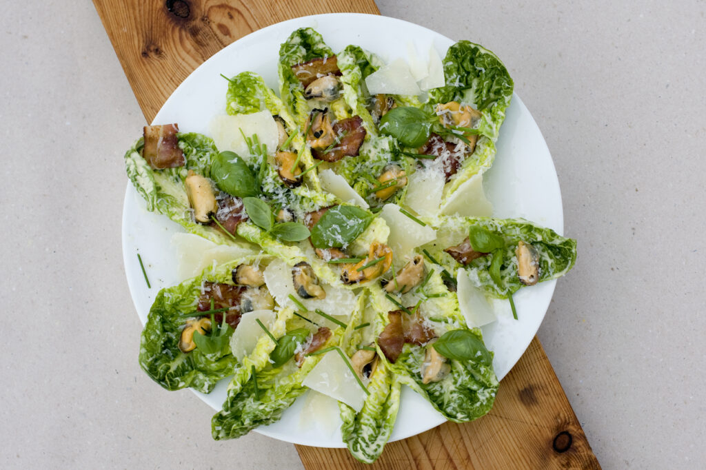 Salat med blåskjell, bacon og parmesan Foto Koteng Eiendom